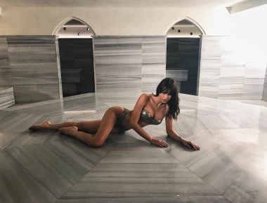 Η Ναυσικά Παναγιωτακοπούλου ποζάρει topless στην Ύδρα και «τρελαίνει» τους θαυμαστές της (φωτο)